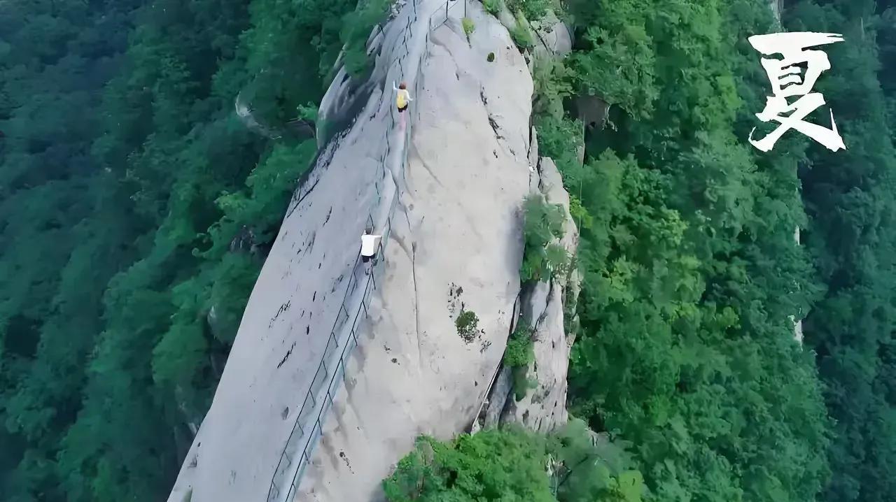 其实像辽宁丹东凤凰山风景区的老牛背景点，真不应该开放，太危险了。
有几个人走过去