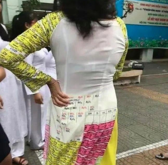 如果监考老师穿这个，我考试还愁什么呢