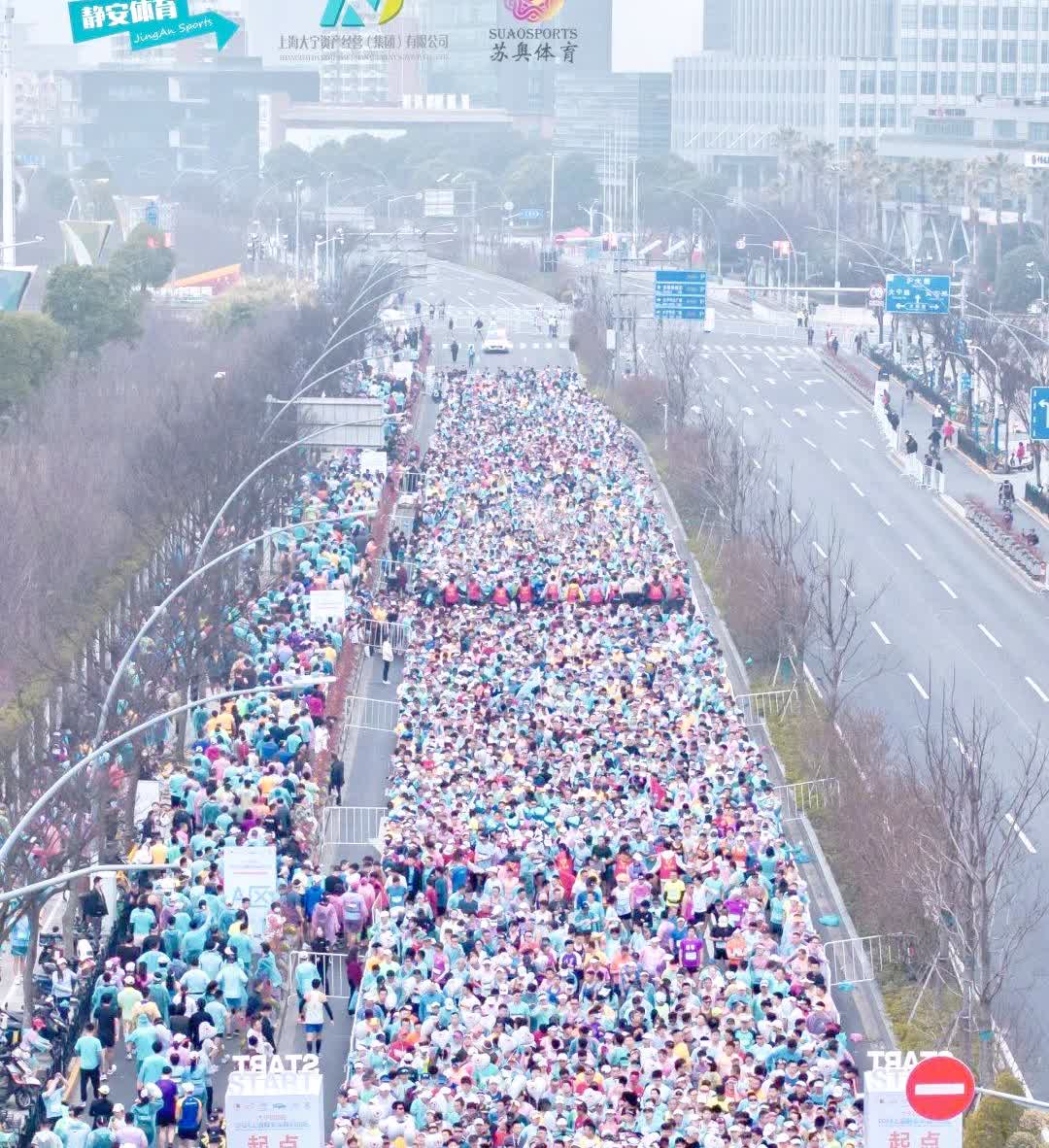 城市马拉松已经成为公H了。
外地频频有这种批判，没想到有一天在海拔2300的西