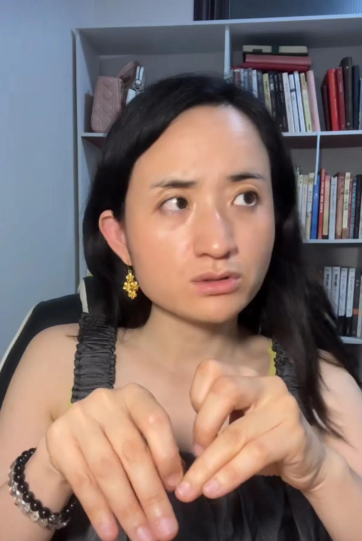 看大龄剩女雅典娜的直播，可以确定她是百分百嫁不出去了。
看她拍的视频，怎么的焦虑