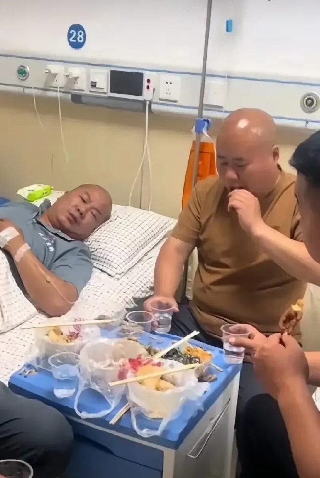 病房里的一幕，不得不说，惊呆了啊。[大笑][大笑][大笑]
