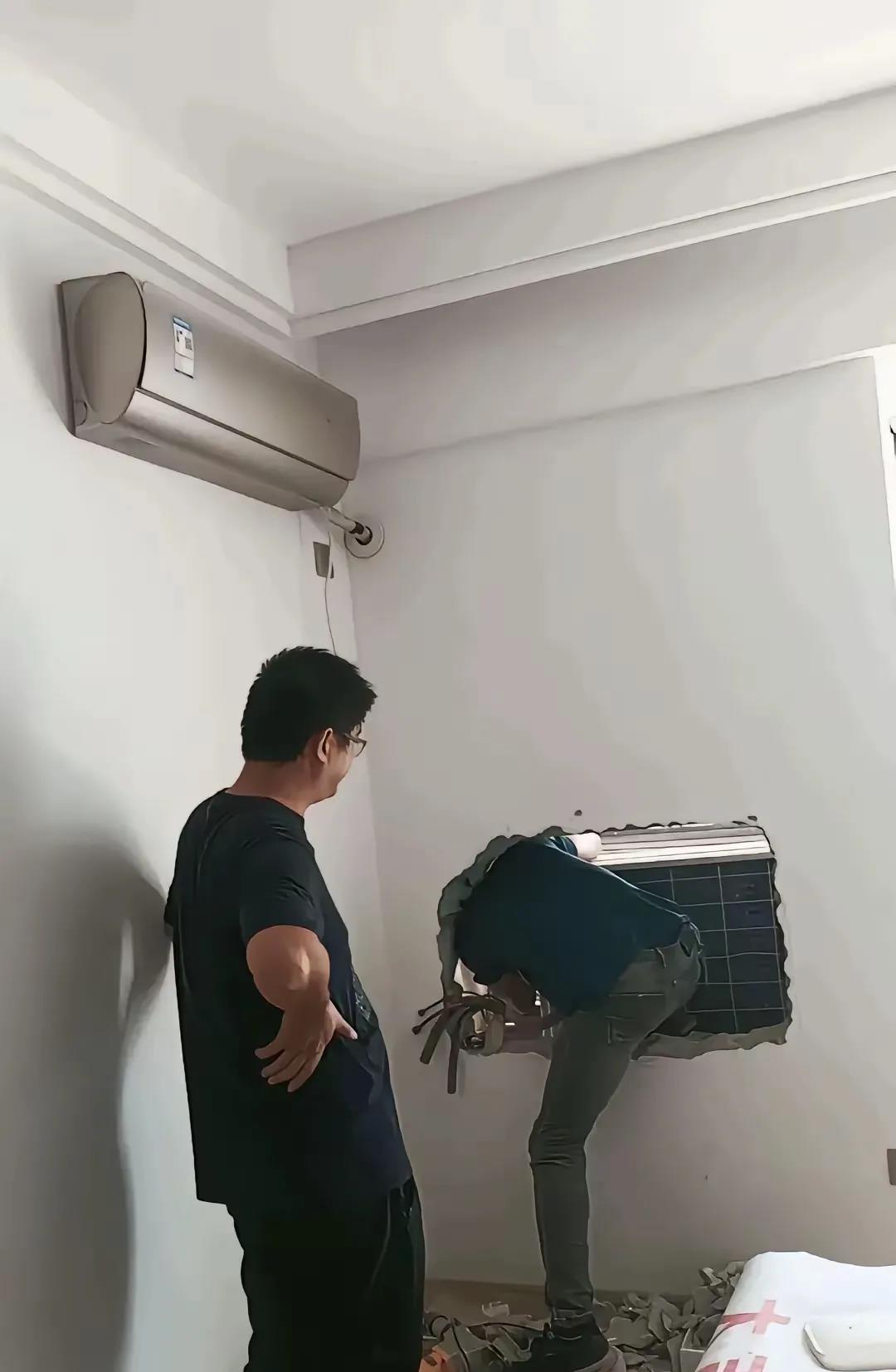 什么小区啊？连个空调的机位都不留了吗？直接砸墙放空调外机，属实也太离谱了。