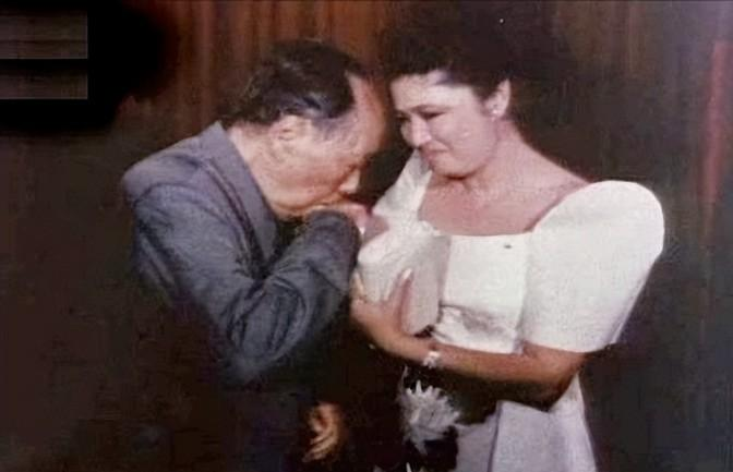 毛主席唯一一张行吻手礼的照片，堪称世纪之吻。1974年9月27日，毛主席在长沙接
