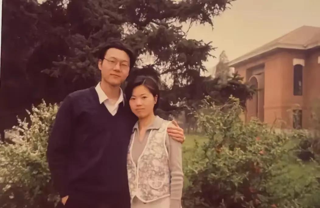 这是1994年，清华大学一对学生情侣在校园内的合影照。
后来两人都取得了极大的成