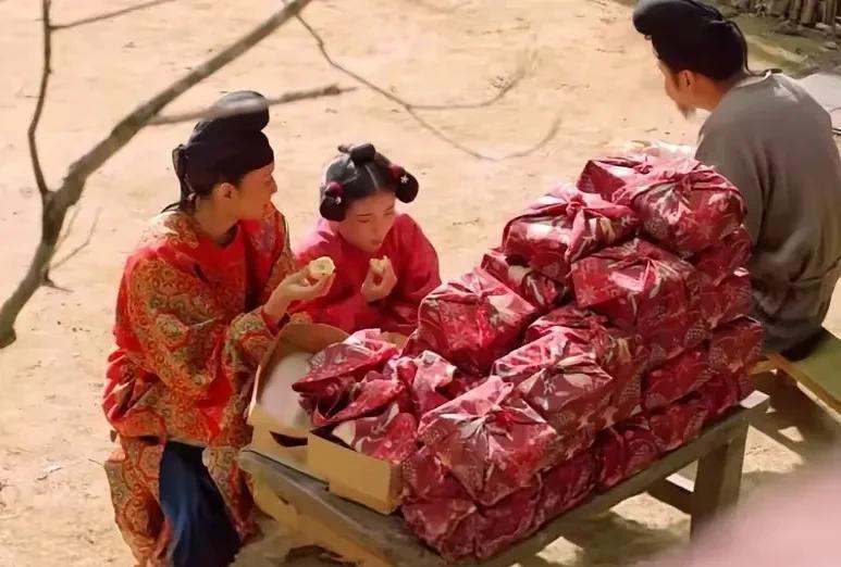 《长安的荔枝》李善德逆袭成功。
刚回长安时，被17娘手下暴揍，抢走了房契。
逆袭
