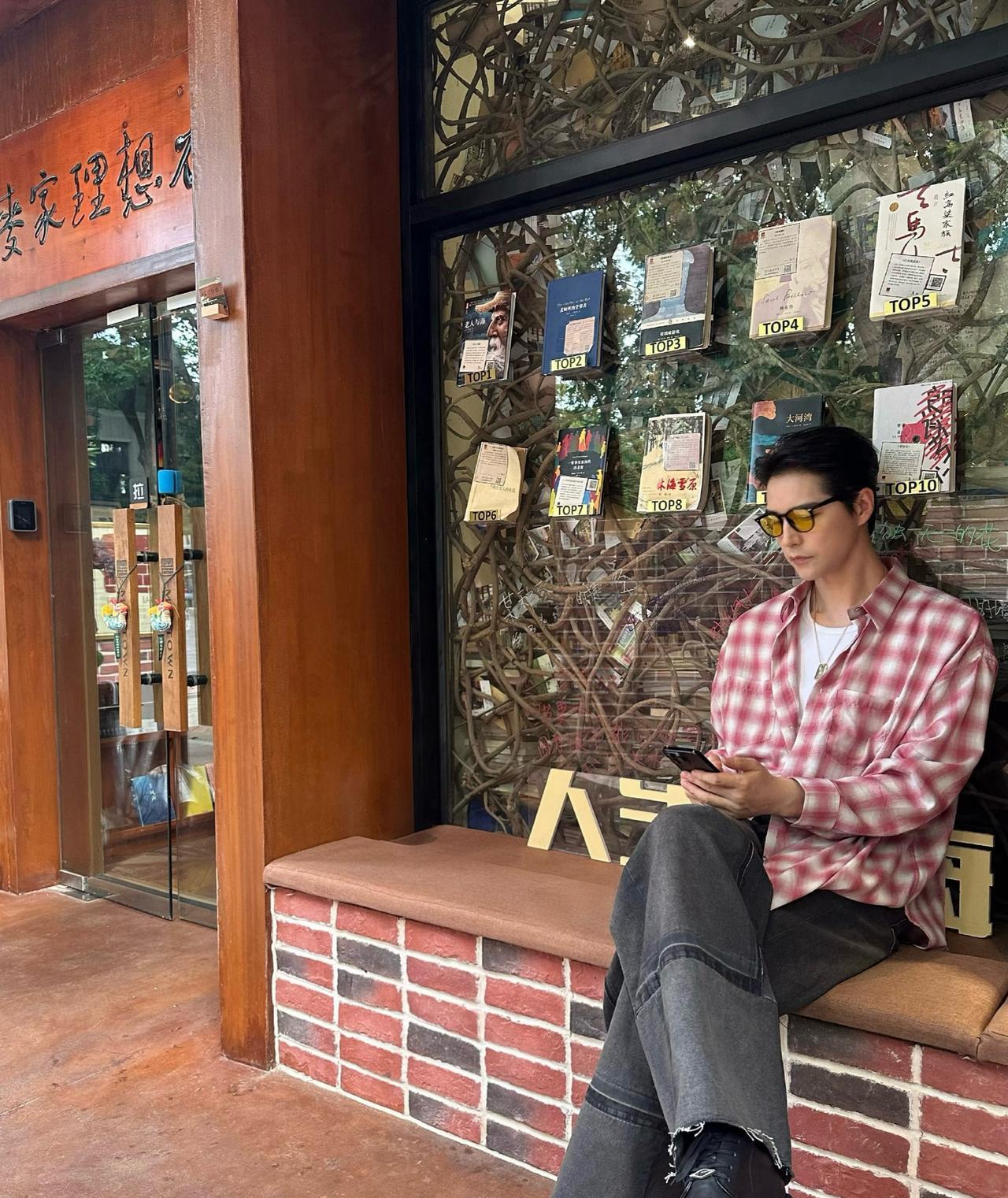 阿云嘎这组照片挺有意思的。
不是因为他拍照的地方，也不是因为他所配的文案，而是明