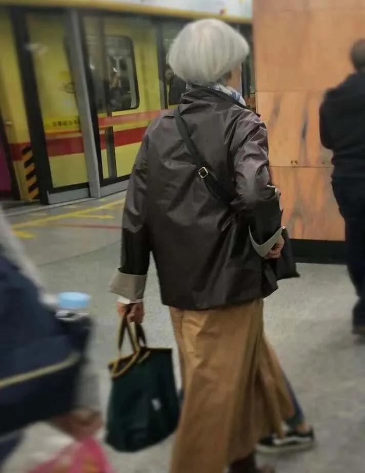 国际大都市，上海街头，那些不染发的白发奶奶，反而透着别样的优雅！
岁月沉淀下的银