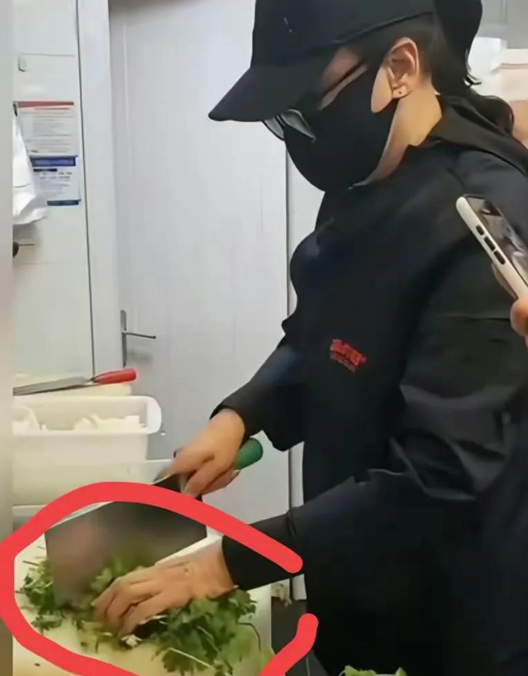 张兰直播翻车！本想证明“锅气”，却暴露“底气”不足！本想证明自家不用预制菜，结果