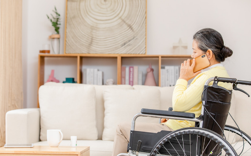江西一婆婆装瘫十年控住儿子，儿媳忍无可忍在饭桌上开口：“妈，您都站门口听仨月了，这轮椅该坐累了吧？”