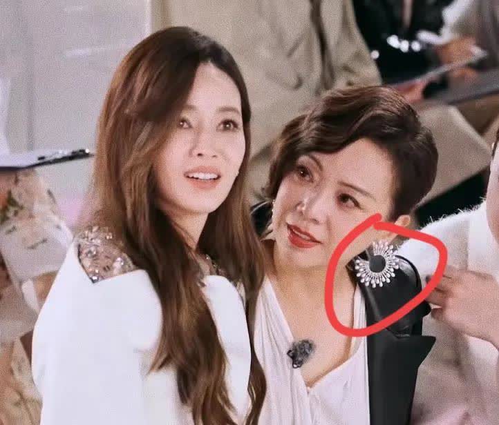 不知道大家有没有发现

《浪姐6》幕后：邓萃雯的温柔底色藏不住了！?

