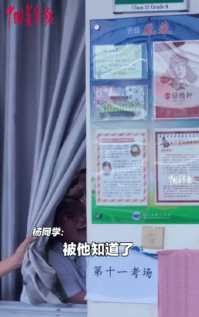 这个化学老师真的太聪明了！福建龙岩一化学老师拿着红色胶袋大步流星地走去教室上课，