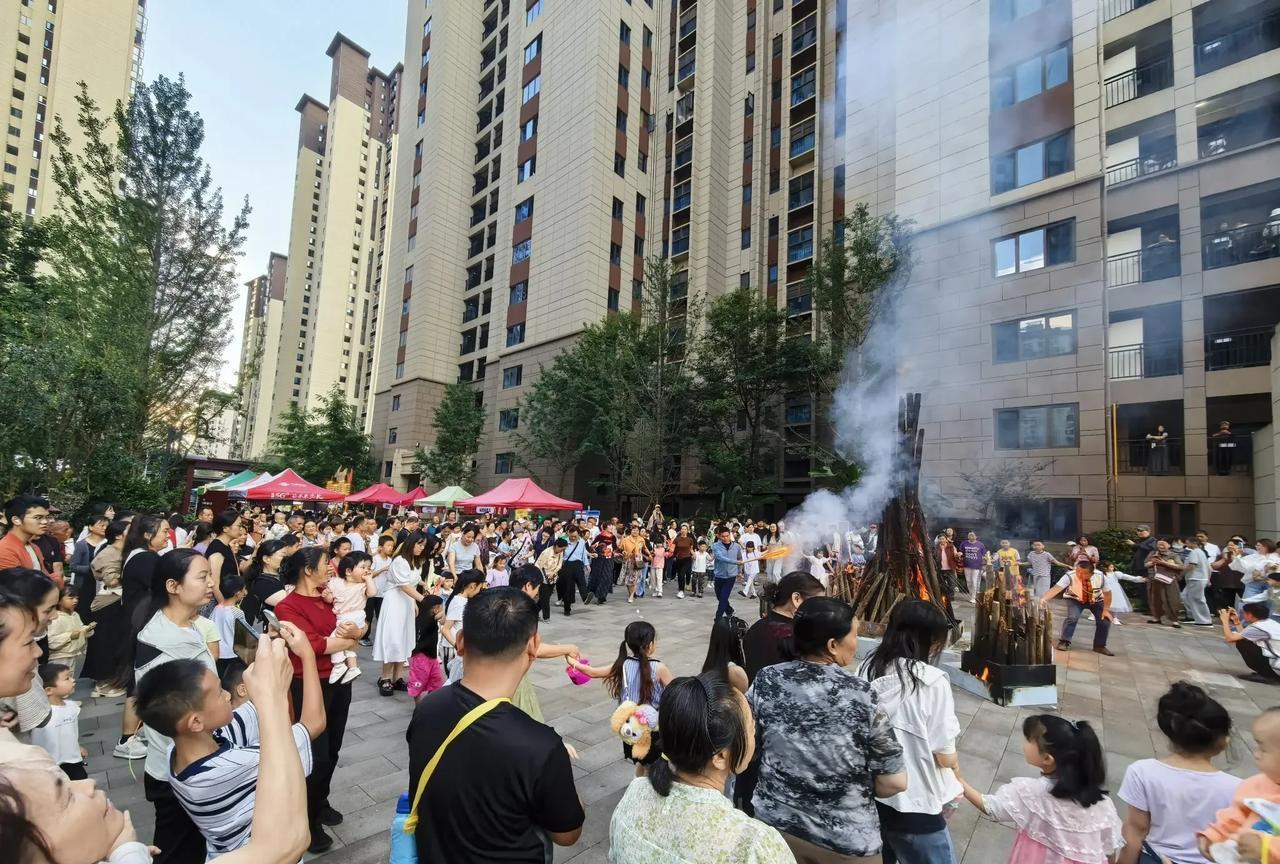 7月27日晚，吃过晚饭，我和家人在昆明市区西北部的居住小区外边散步，看到路边的一