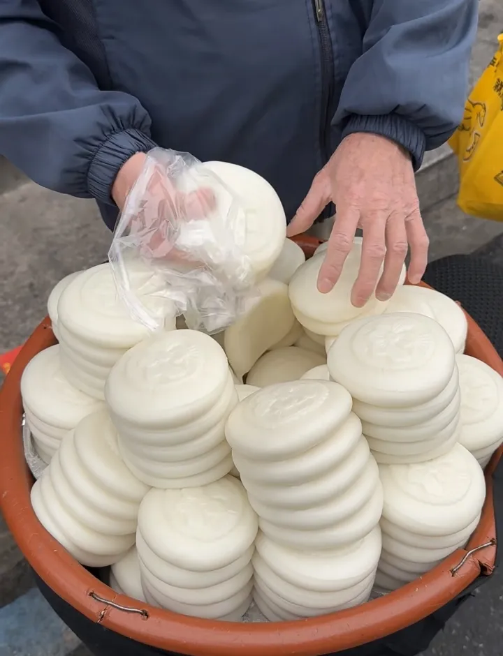 这诱人的特色美食来自哪个城市？有认识的吗，求名称
