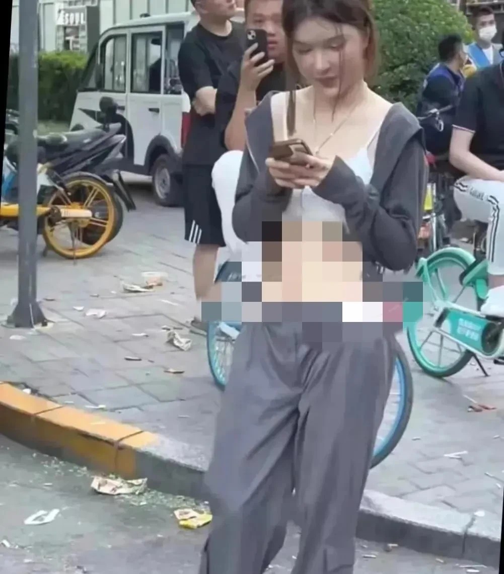 女孩子穿成这样出门，真的安全吗？

对此，有网友的热门评论:只要自己不觉得尴