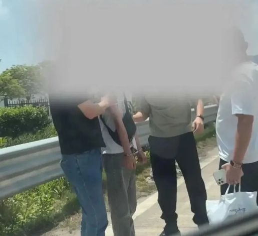 师傅，您车上坐的是个杀人犯！接到刑警电话的那一刻，顺风车司机的手心瞬间冒汗。后视