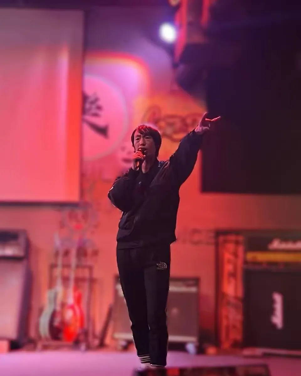 庞麦郎演唱会观众寥寥











什么？你没听错！就是那个唱“我的滑板