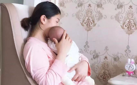 妻子坐月子期间，丈夫竟抛下她，自己带着父母出去旅游，妻子一气之下搬空婚房并离婚