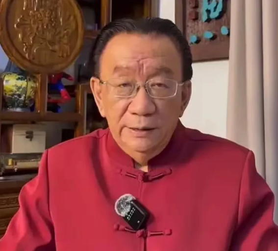 侯氏相声喜忧参半：
喜的是，其徒孙姜昆、冯巩当了曲协掌门人。
愁的是，儿子侯耀华