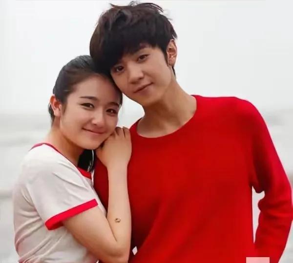 这算是李兰迪和陈哲远的黑历史吗？这穿搭像是穿着秋衣家居服就出门了，以前两人真的好