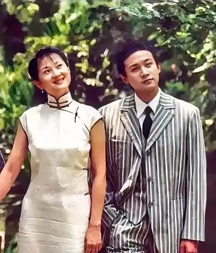 照片上的陆毅西装领带，好正式、好帅呀！他身边的这个美女，长相甜美，白色系服饰更显