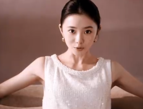 #刘浩存怎么怼脸还这么美# 
都说张艺谋审美相似，但巩俐无法复制，即使被封小巩俐