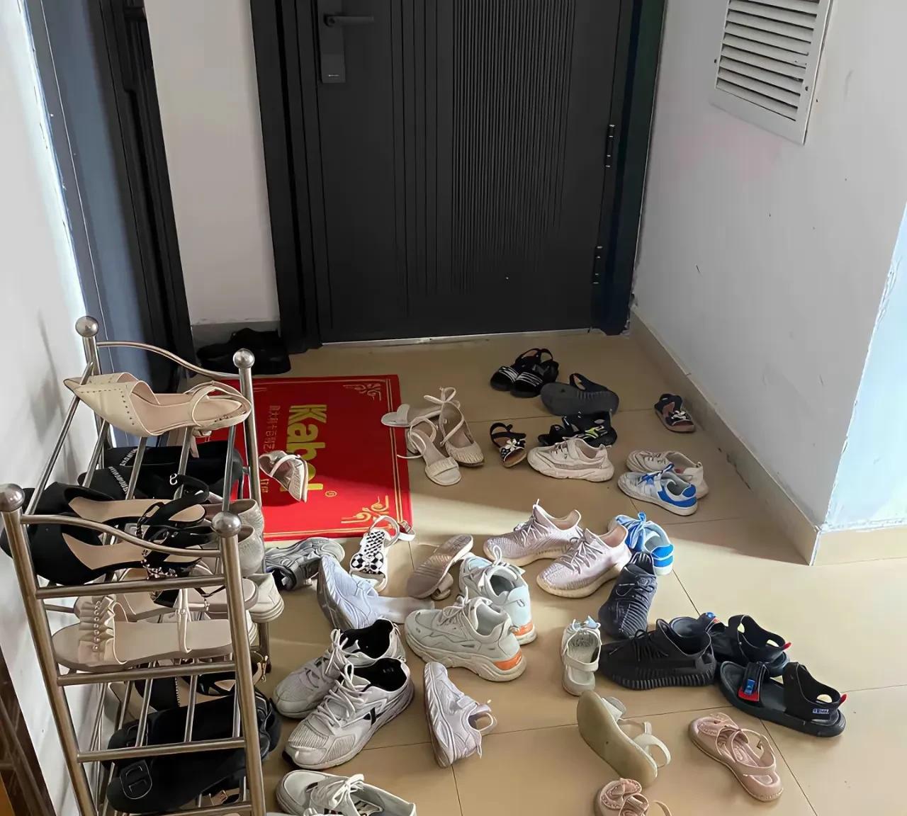 邻居在看楼道里面老是这个样子，沟通几次没有妥协。要不要打电话告知物业？