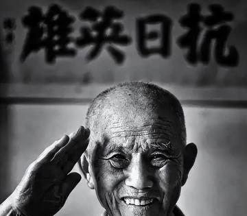 1937年，李克农外出散步，这时，一个老农朝他扔了一个纸团，李克农打开一看，脸色