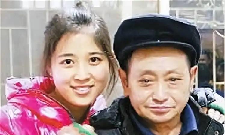 1990年，重庆一村里的光棍，在路边捡到一名女婴，自己不舍吃不舍穿的把女孩抚养长