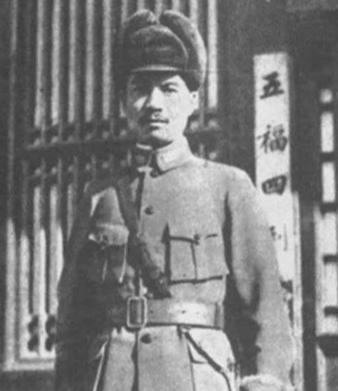 1945年11月，东北军元老何柱国在宴会上喝了一杯酒，第二天醒来发现失明了，他怀
