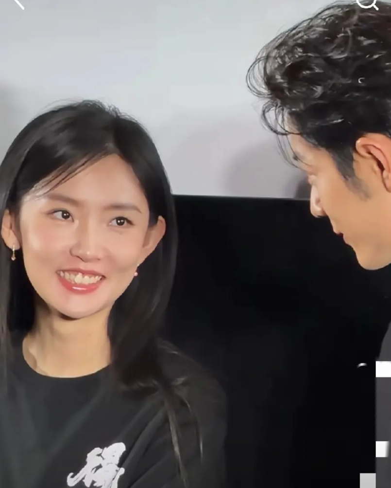 我去查了一下肖战的新女主周依然

不扒不知道，越扒越有料

这个29岁的女孩子真