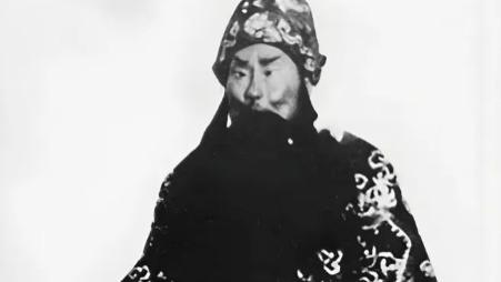 从民间素人到戏坛顶流！他靠魔性唱腔改写京剧史，连皇帝都成迷弟