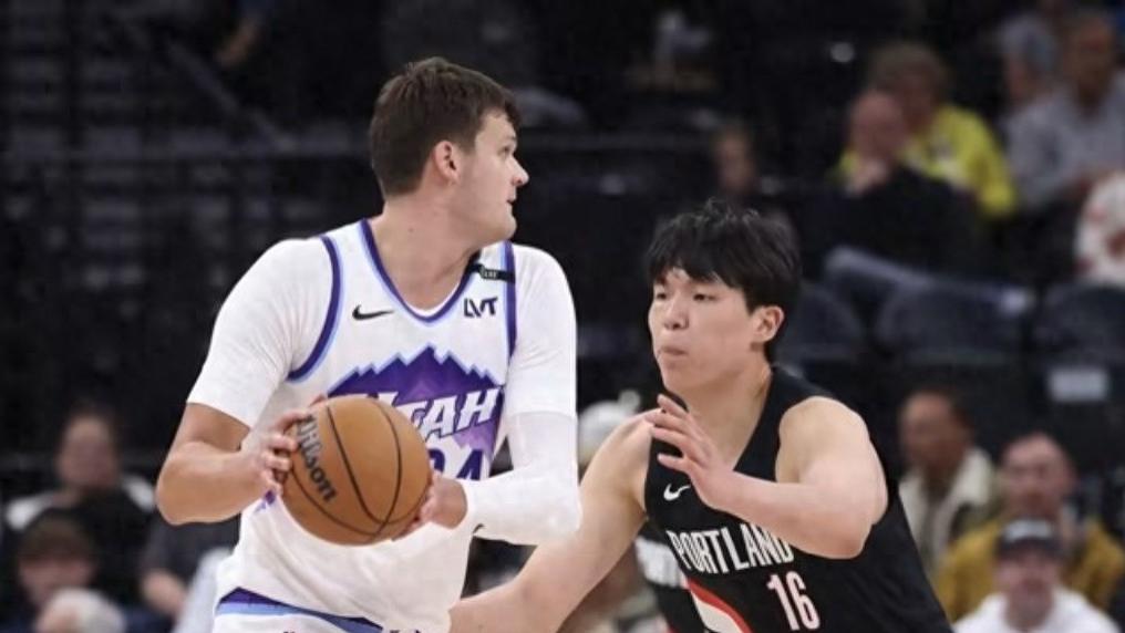 杨瀚森伸手要球，队友看见依旧不传，从老大到蓝领，小杨还需适应