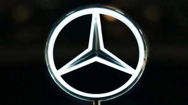 奔驰一急，把车头立标做成会发光的