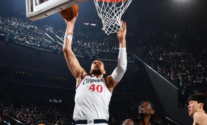 目前阵容一切的问题都来源祖巴茨
1.首先说比尔需要替补的（我个人我也赞成，但是因