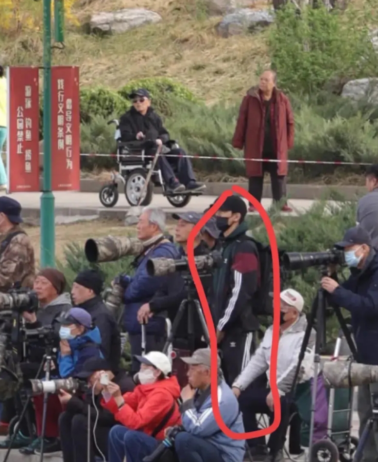 李现，扯下了内娱的最后一块遮羞布

李现，够有名了吧，他光明正大的混进公园老大爷