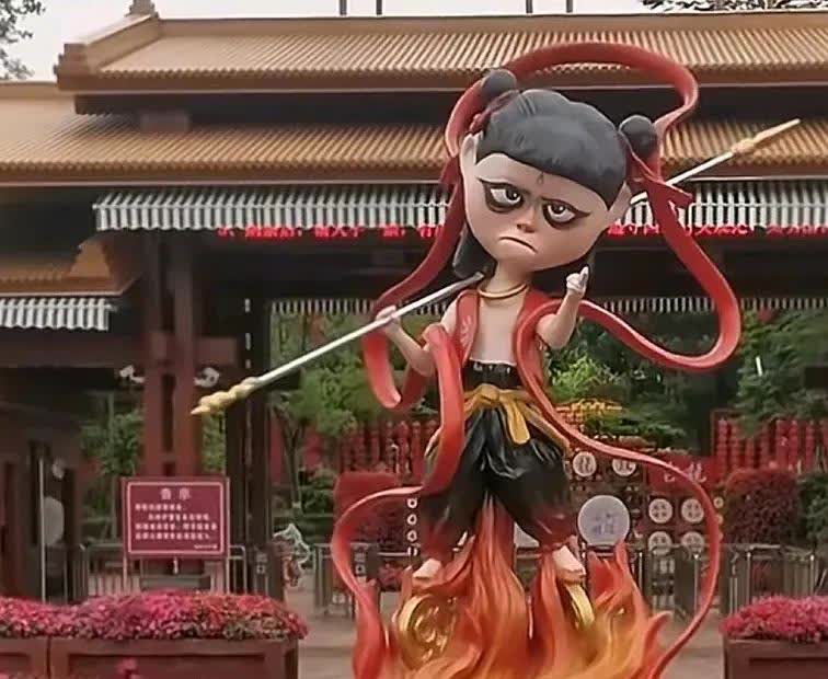 哪吒抽象派雕塑
一个敢捏
一个敢摆

广东揭阳那尊哪吒雕像是真丑。
从