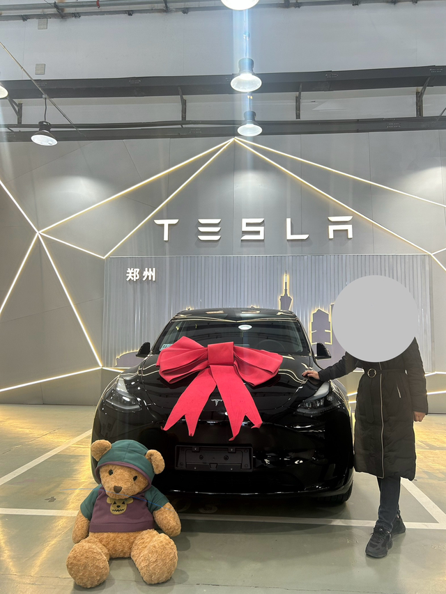 2014年1月24日提特斯拉modelY
帮表姐去郑州提车，交车讲解有点敷衍了事