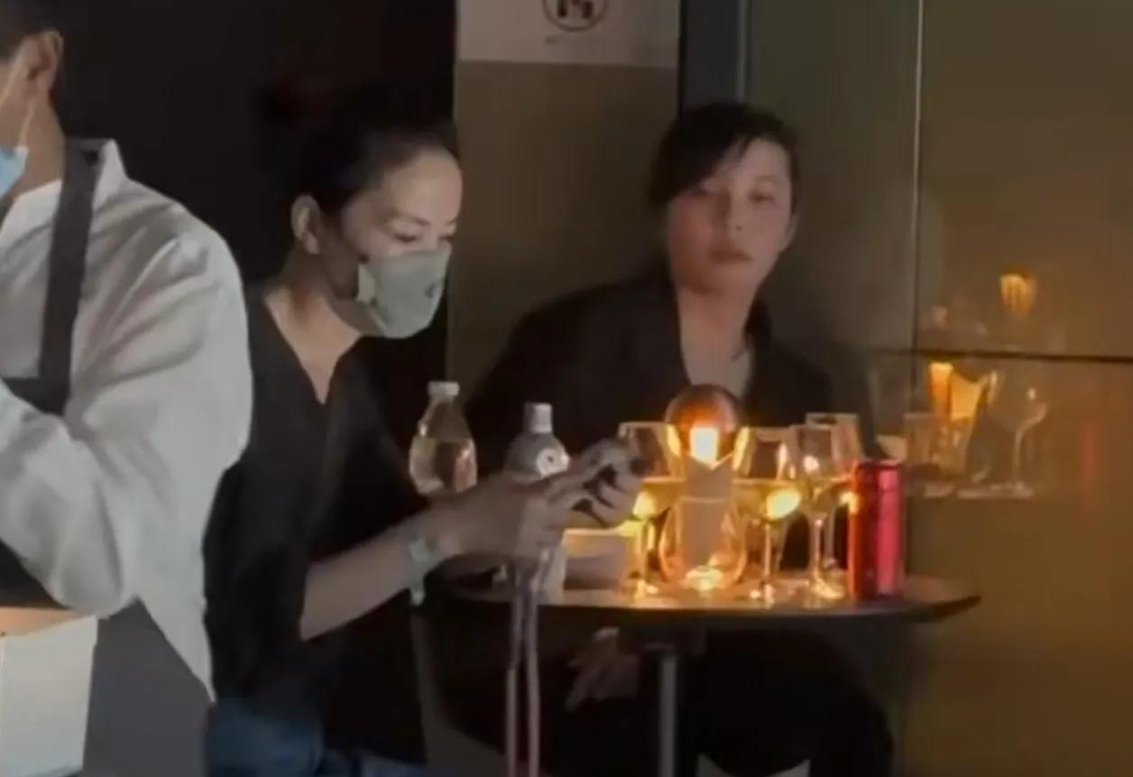 王菲，超爱！
4月26日，王菲和陈伟霆被拍到去看谢霆锋在香港举办的演唱会，画面中