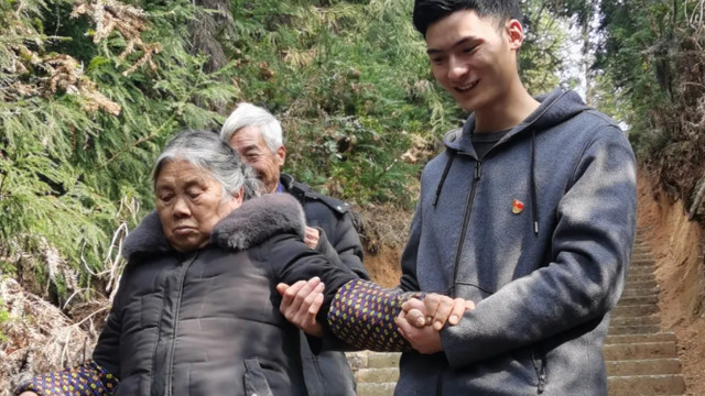 98年村支书晒成绩单火了！这届“网红”干部：“不靠谱！”