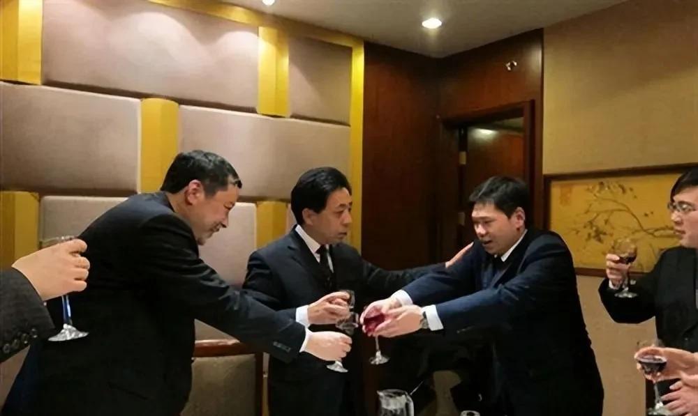 民国初年，淮水镇有个叫陈三才的年轻
人，靠捡破烂为生。他每天天不亮就推着破板车出