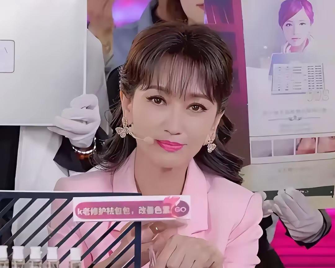 不懂就问
为什么赵雅芝明明很有钱
还要深夜去直播呢？
说实话，今年感觉赵雅芝她的