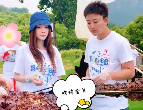 贾乃亮李小璐为了甜馨很体面！两人可以同框拍照，也可以一起吃烤全羊，虽然分开，但是