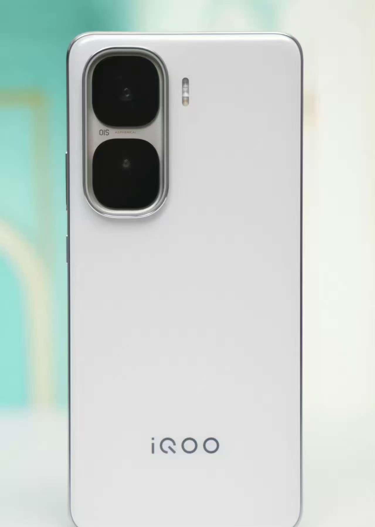 如果纯买来打游戏的手机，可以考虑iQOO Neo10Pro+和一加Ace5至尊，