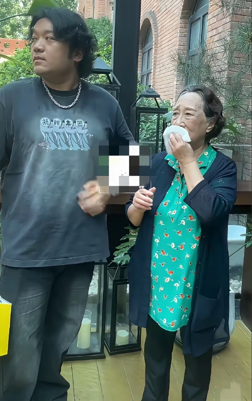 大家还记得《家有儿女》
里那个眨着大眼睛
说话奶声奶气的小雨吗？
小时候的他圆头