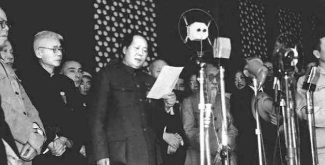 1949年开国大典的时候，林伯渠犯了一个错误，差点让开国大典留下瑕疵。他主持宣布