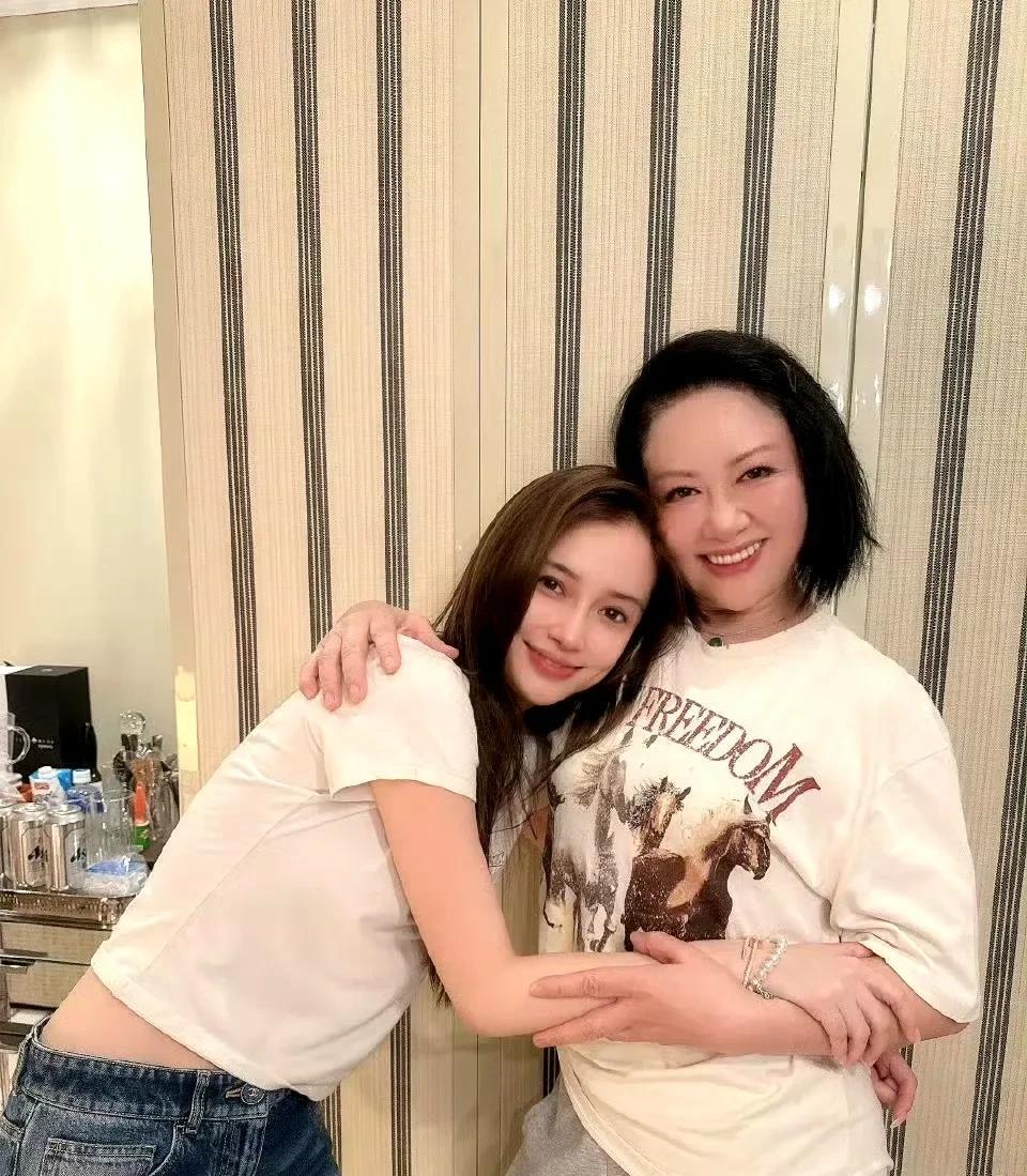 杨颖的妈妈年轻时是个大美人无疑，即便现在年纪大了，那种甜美和妩媚依然呼之欲出。想
