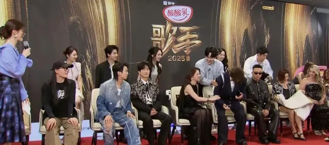 单依纯让C位：一场谦卑与规则的娱乐圈隐喻
单依纯在《歌手2025》发布会上的“让