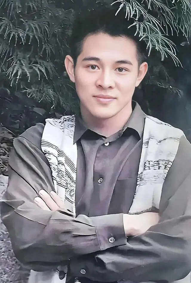 岁月是把杀猪刀，曾经的男神现在彻底崩塌，感叹岁月饶过谁！