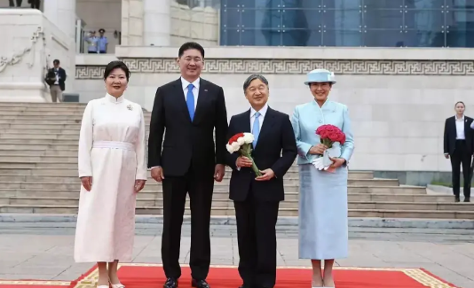 7月7日蒙古总统为到访的日本天皇举行盛大欢迎仪式。他们明知〝七七事变”是日本悍然