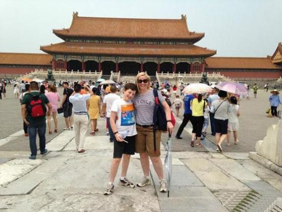 “到中国体验什么是贫穷，就清楚美国有多好了！”美国富婆为了教育7岁的儿子，把他带